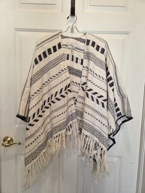 AMERICAN EAGLE Knitted Boho Fringe Hem Poncho Boho Sweater OS